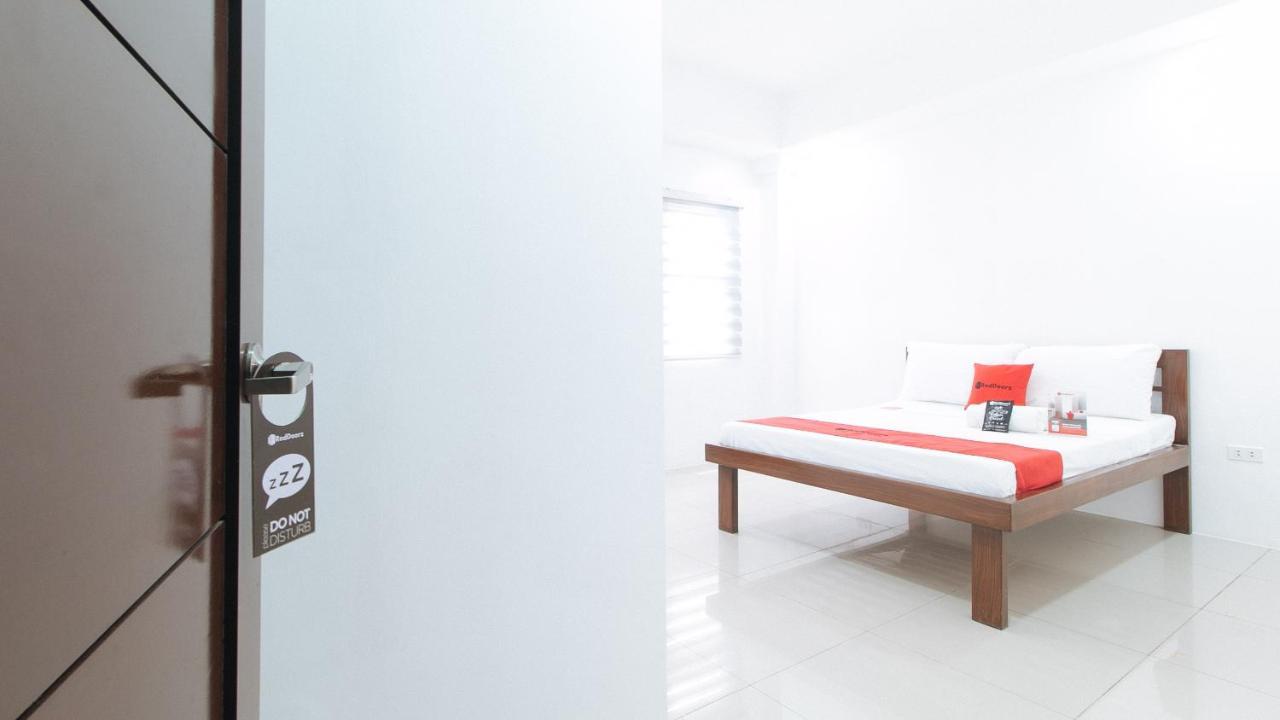 Reddoorz Plus At Dbuilders Poblacion Bgc 따구익 외부 사진