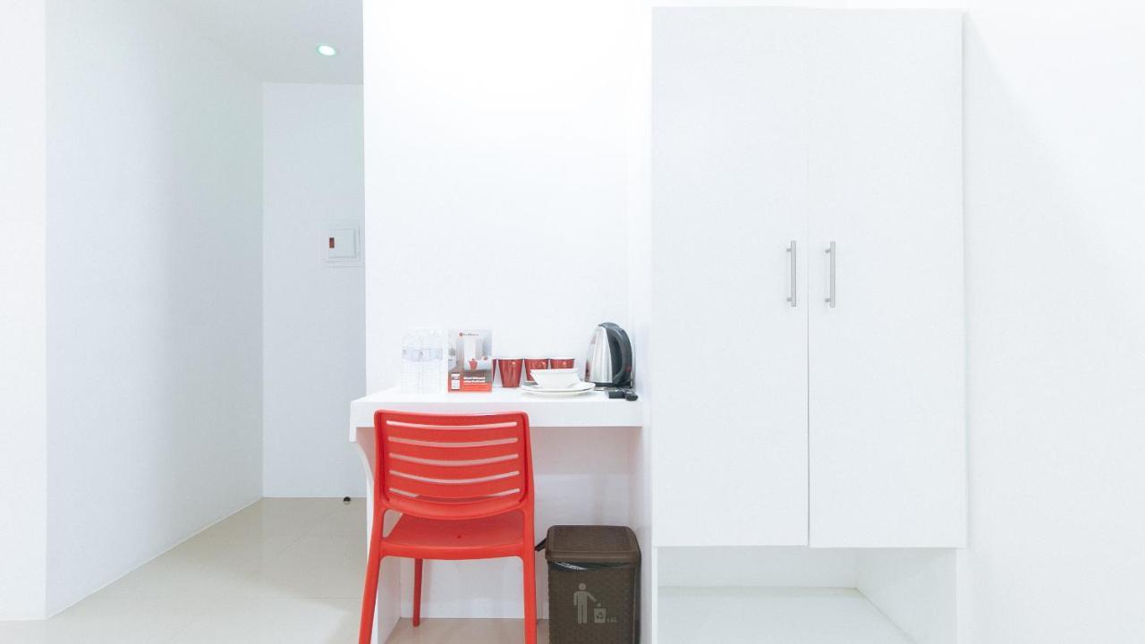 Reddoorz Plus At Dbuilders Poblacion Bgc 따구익 외부 사진