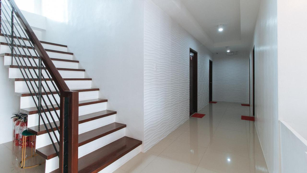 Reddoorz Plus At Dbuilders Poblacion Bgc 따구익 외부 사진
